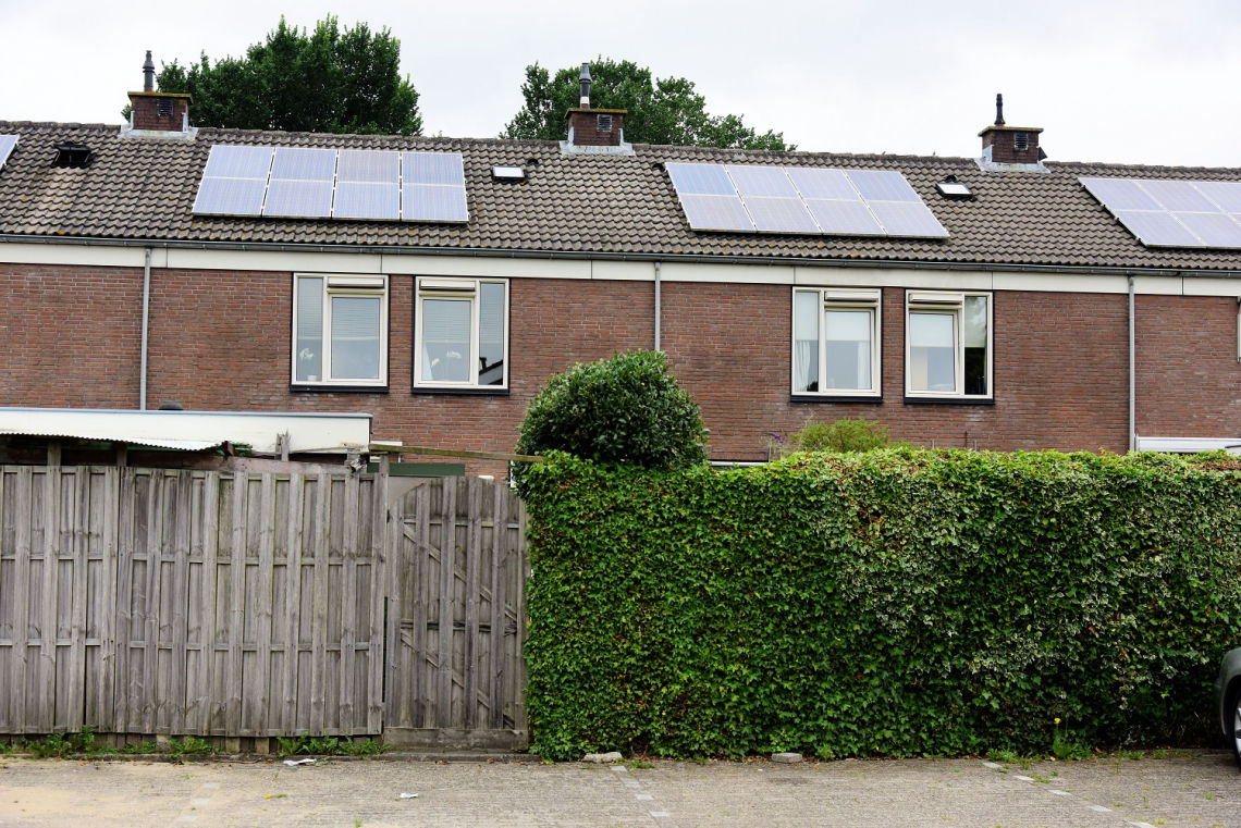 Huizen in een straat in Rijsenhout met zonnepanelen op het dak